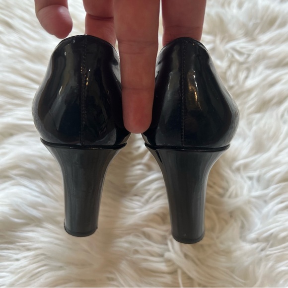 Salvatore Ferragamo Black Patent Leather Gold Logo Heels Women’s Size 6.5B - Picture 5 of 9
